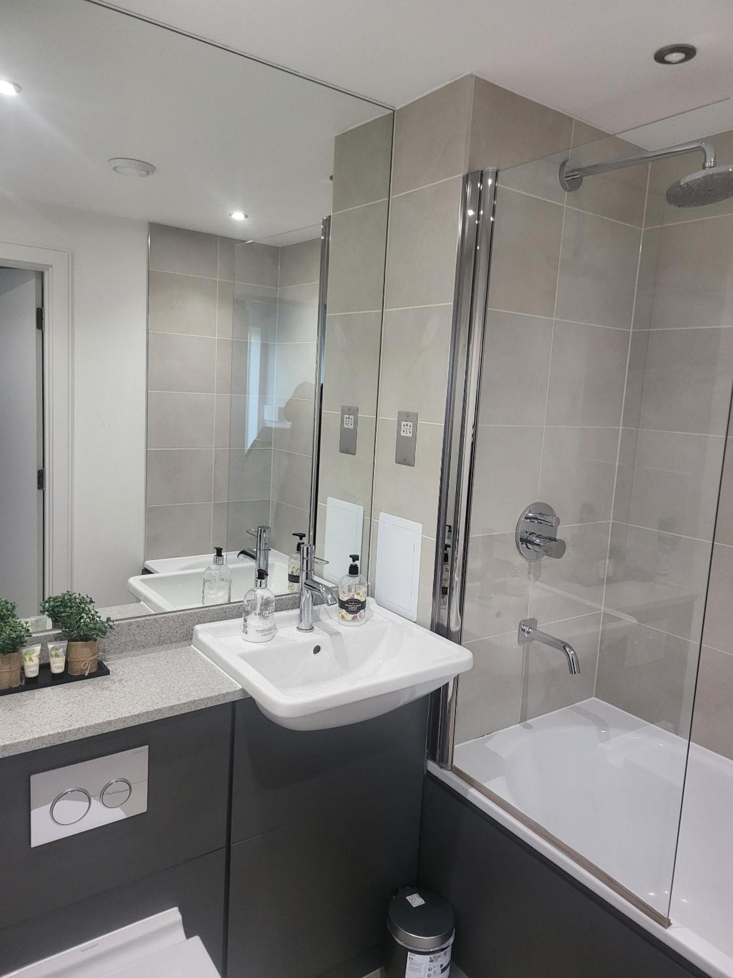 Kayz Lodge- Luxury Ensuite-Private & Shared Accommodation In A New House At The Olympic Village Overlooking Stratford Westfield And Tube Station Londres Quarto foto