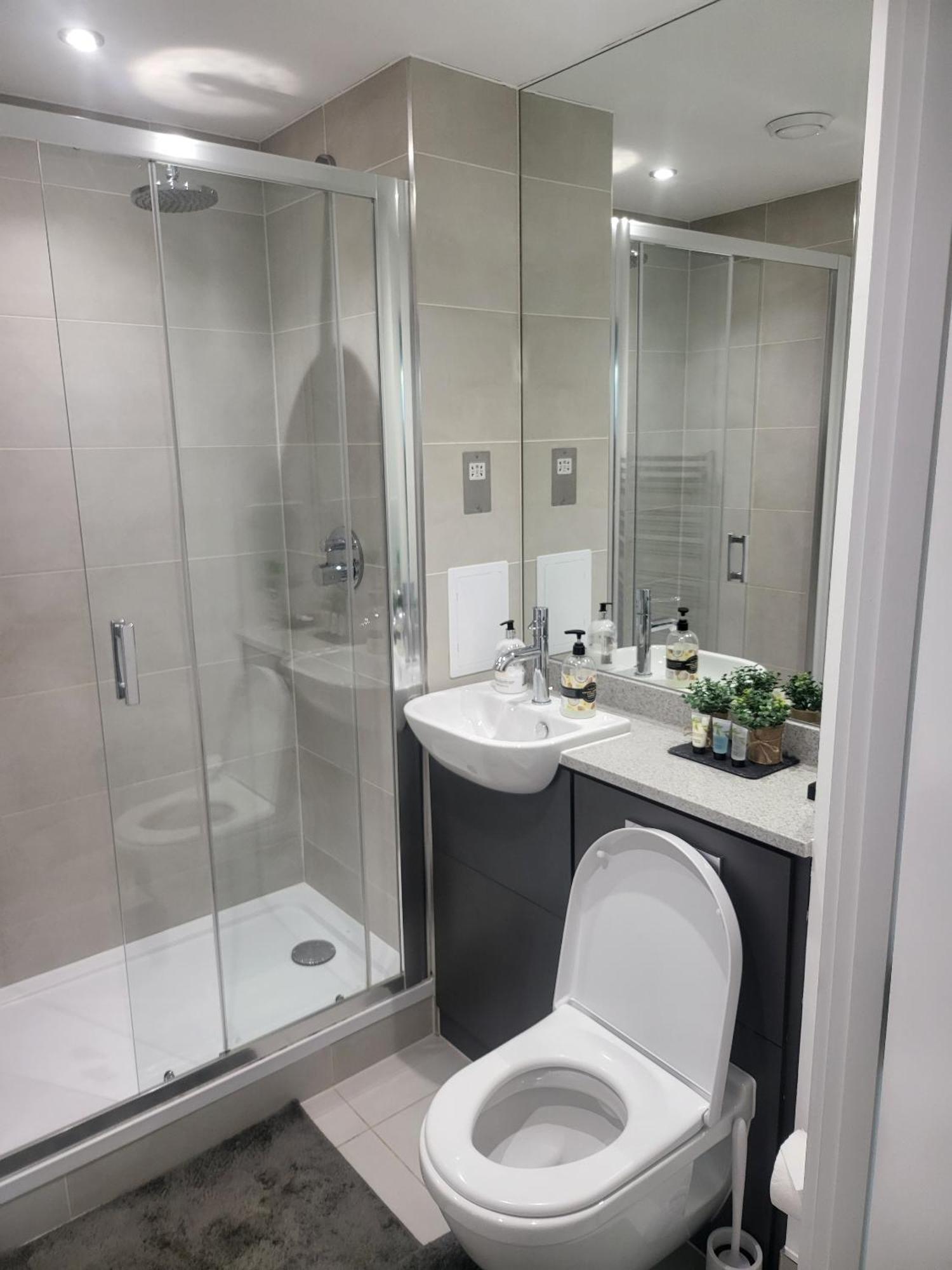 Kayz Lodge- Luxury Ensuite-Private & Shared Accommodation In A New House At The Olympic Village Overlooking Stratford Westfield And Tube Station Londres Quarto foto