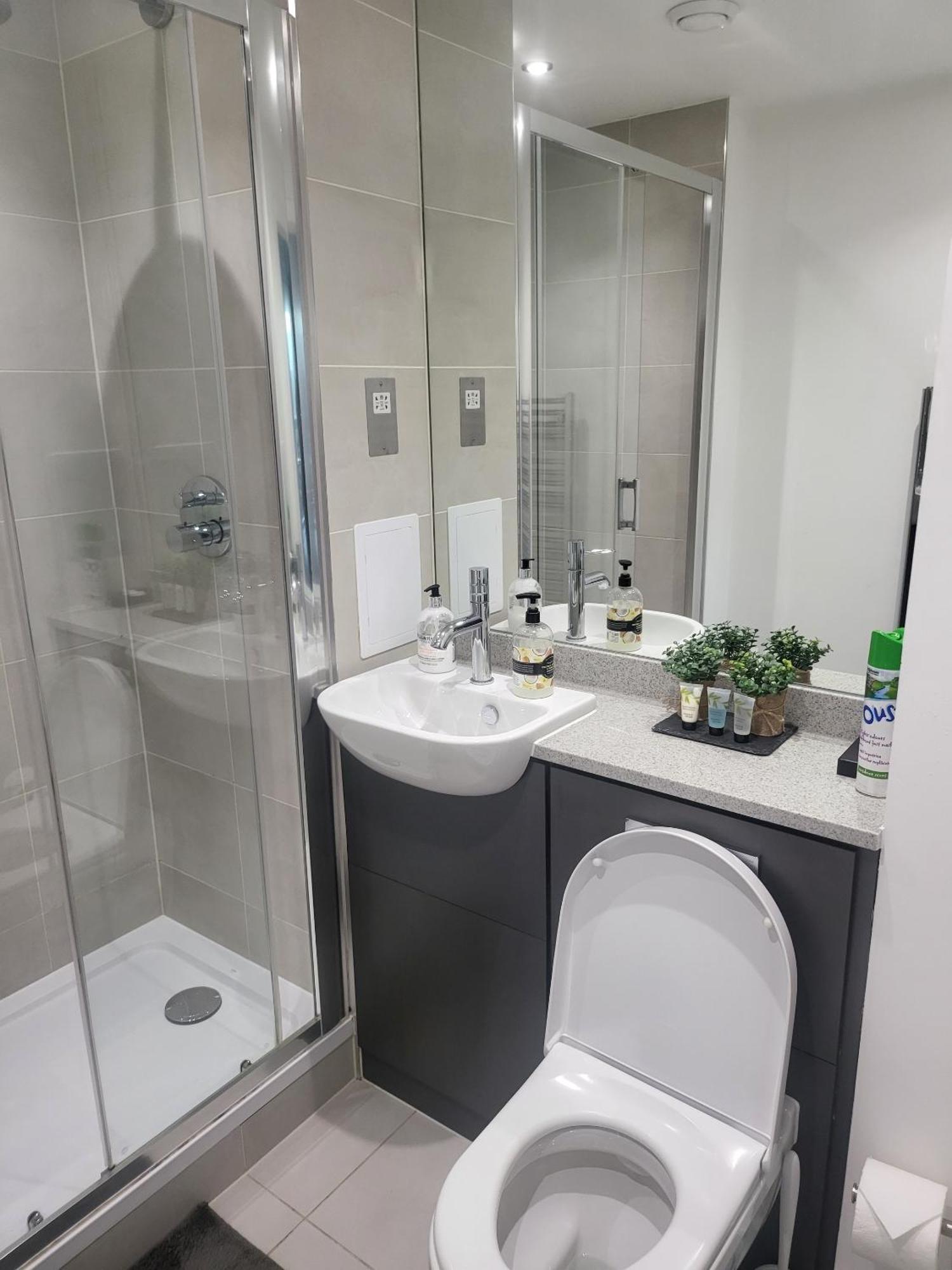 Kayz Lodge- Luxury Ensuite-Private & Shared Accommodation In A New House At The Olympic Village Overlooking Stratford Westfield And Tube Station Londres Quarto foto